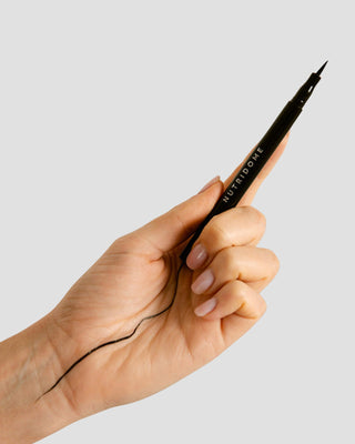 Eyeliner stilou cu varf fin si precis si colorant natural Nutridome