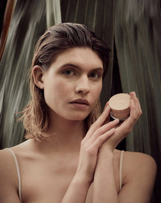 Pudră naturală de față din orz care fixează și matifiaza machiajul Paese - 2