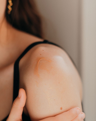 Loțiune iluminatoare pentru corp și față Be Organic, oferind un bronz natural