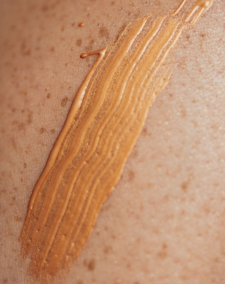 Loțiune iluminatoare pentru corp și față Be Organic, oferind un bronz natural