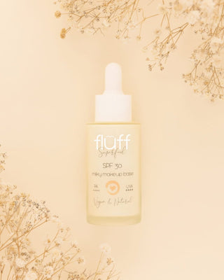 O bază de machiaj lăptoasă cu protecție solară SPF 30 și acid hialuronic Fluff
