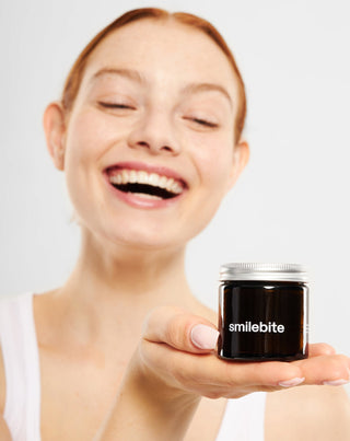 Pudra pentru albirea dintilor cu carbune de cocos Smilebite