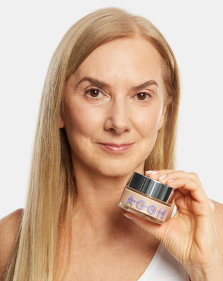 Crema iluminatoare pentru pielea uscata reduce roseata si ofera un efect de stralucire Aggie
