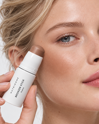 Bronzer în stick pentru față, efect natural de bronz și conturare precisă Praline Nutridome